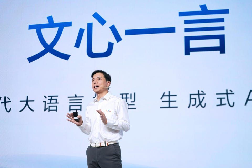 Lượng người dùng của chatbot Ernie (Baidu) vượt mốc 100 triệu