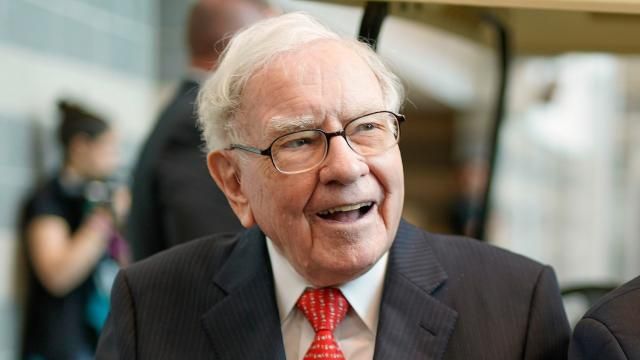 Warren Buffett kiếm được 37.26 triệu USD mỗi ngày trong năm 2023