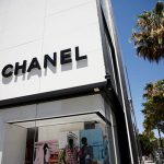 Những Influencer của Nga cắt bỏ những chiếc túi Chanel khi thương hiệu này bị giới hạn