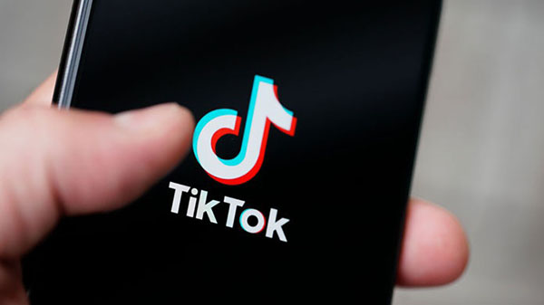 người dùng TikTok xem lại lịch sử video