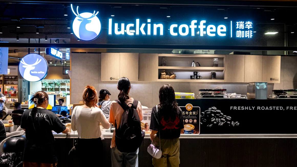 Doanh thu của Luckin Coffee lần đầu tiên vượt qua Starbucks tại Trung Quốc